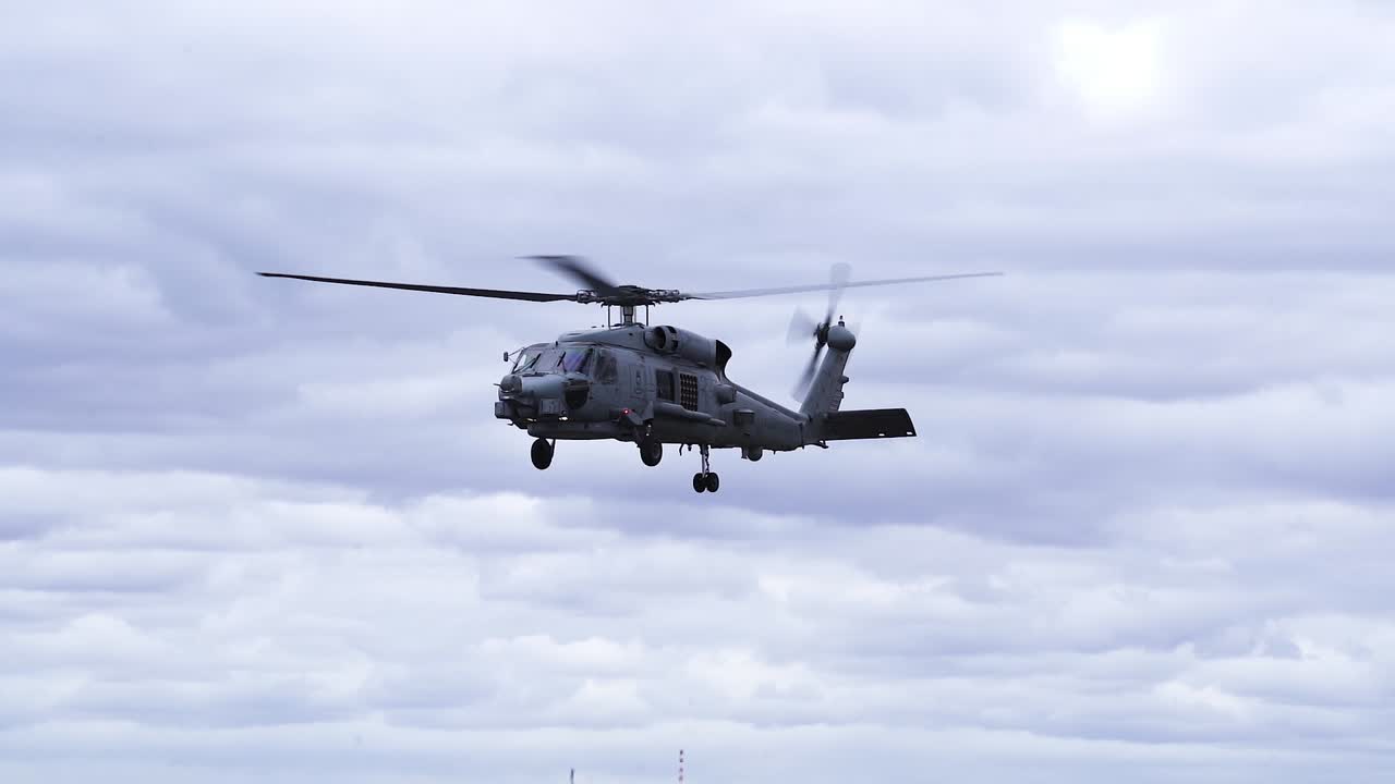 흐린 하늘 위를 떠다니는 시코르스키 sh-60 시호크