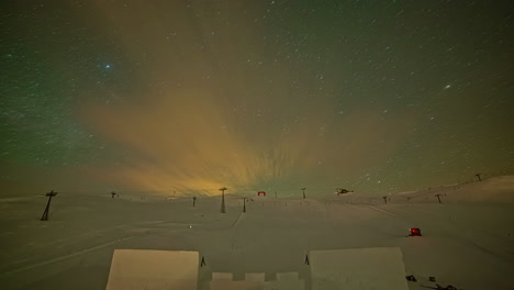 Toma-Nocturna-Del-Movimiento-Estelar-Sobre-La-Ladera-De-La-Montaña-Cubierta-De-Nieve-En-La-Noche-Antes-Del-Amanecer