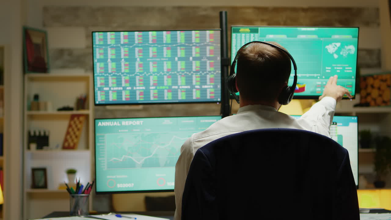 corredor de bolsa emocionado con las manos en alto