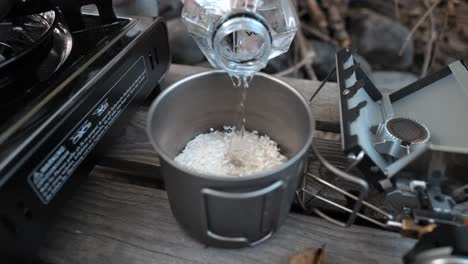 preparando arroz en la naturaleza, al aire libre, acampando