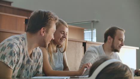 Drei-Studenten,-Männer-Und-Frauen,-Sitzen-Lachend-In-Der-Vorlesungspause-An-Der-Uni.