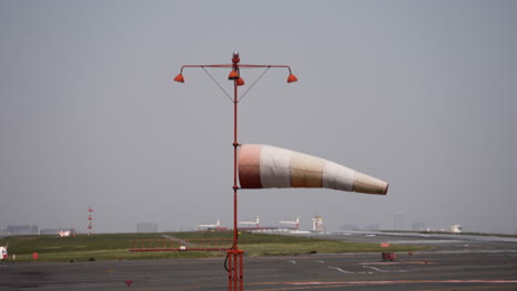 Manga-De-Viento-Del-Aeropuerto---Indicador-De-Dirección-Del-Viento-En-El-Aeropuerto-De-Haneda