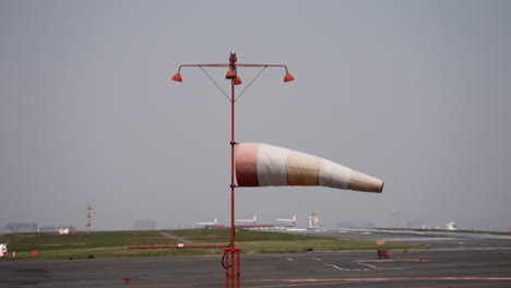 공항 윈드삭 - 하네다 공항의 풍향 표시기