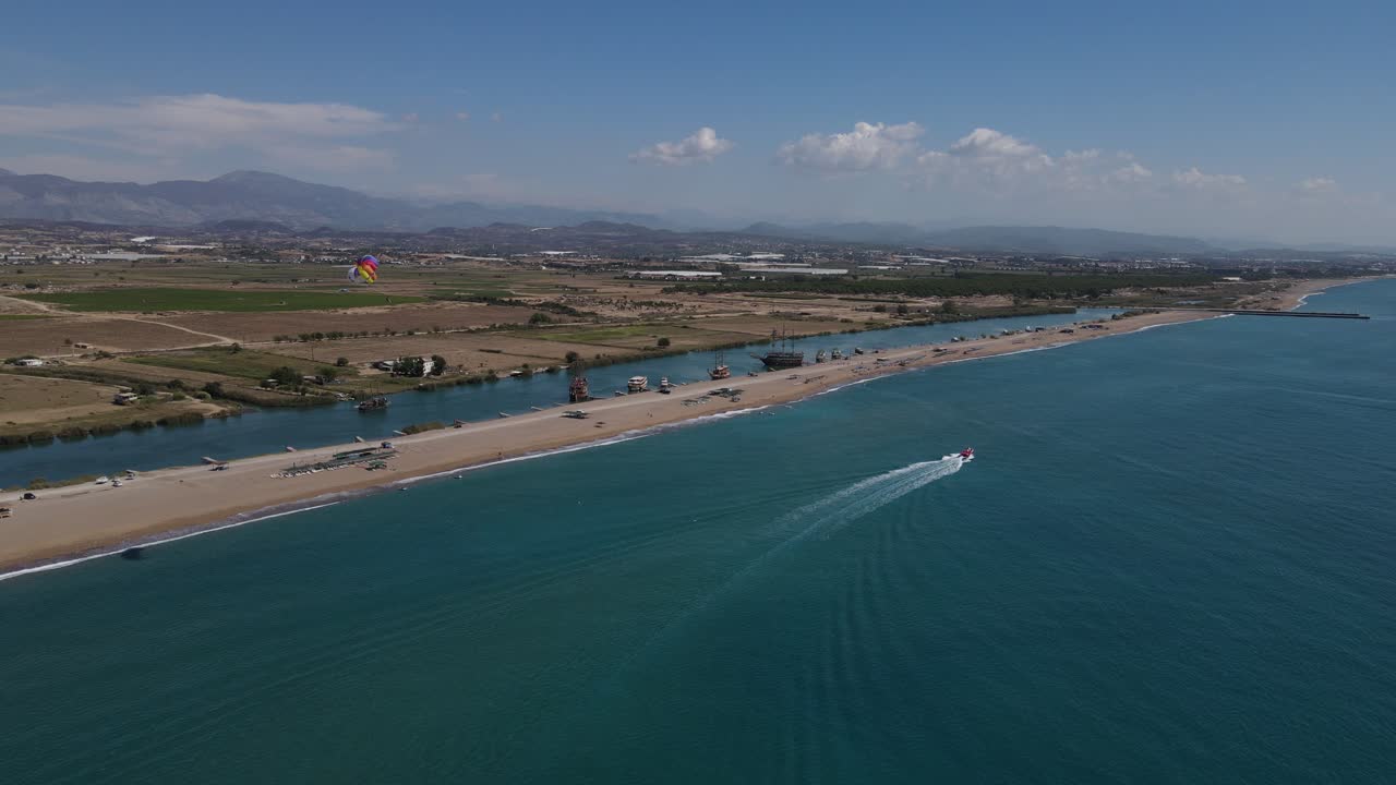 concepto de vacaciones en lancha rápida de parasailing