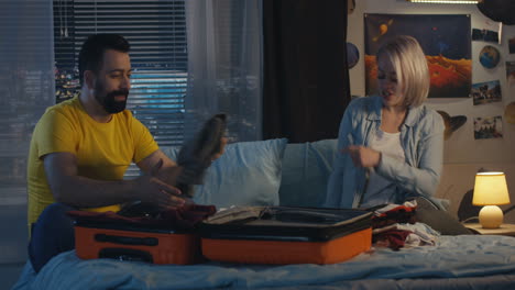 una pareja haciendo las maletas para un viaje.