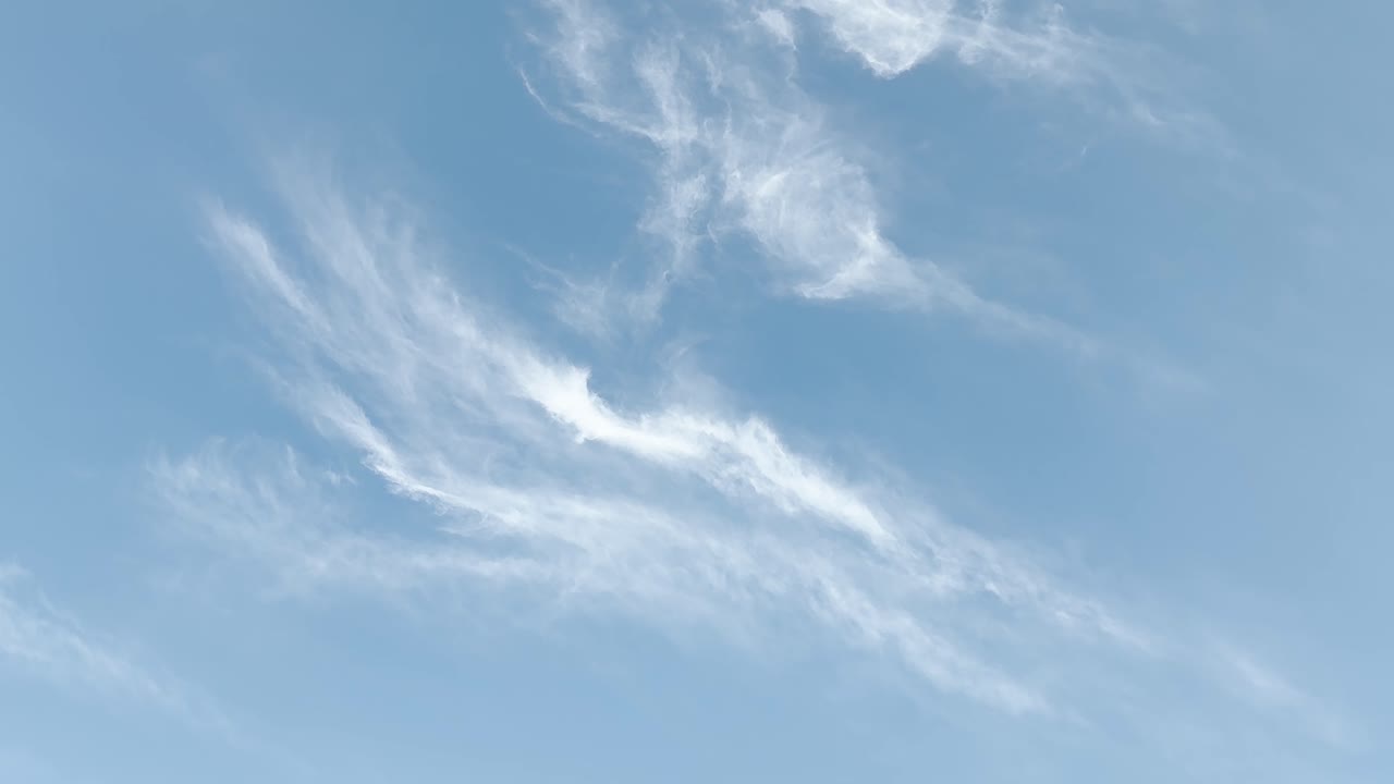 푸른 하늘을 보며 몇 개의 시러스 구름을