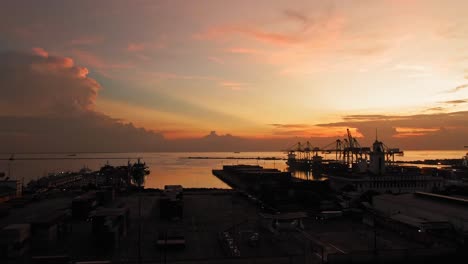 Atemberaubender-Ruhiger-Blick-Auf-Den-Sonnenuntergang-Am-Hafen