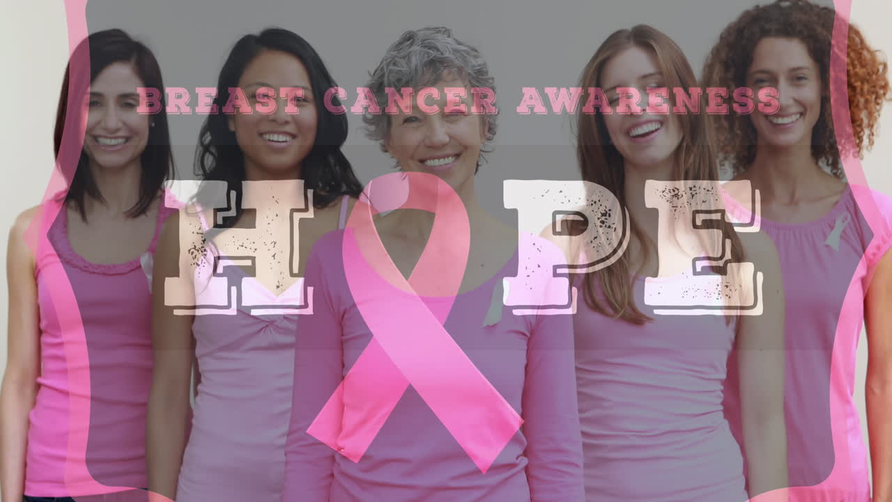 animación de texto de concienciación sobre el cáncer de mama sobre un grupo de mujeres sonrientes