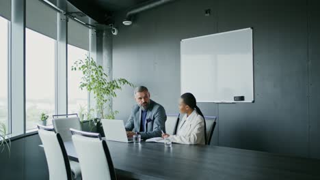 reunión de negocios en una oficina moderna