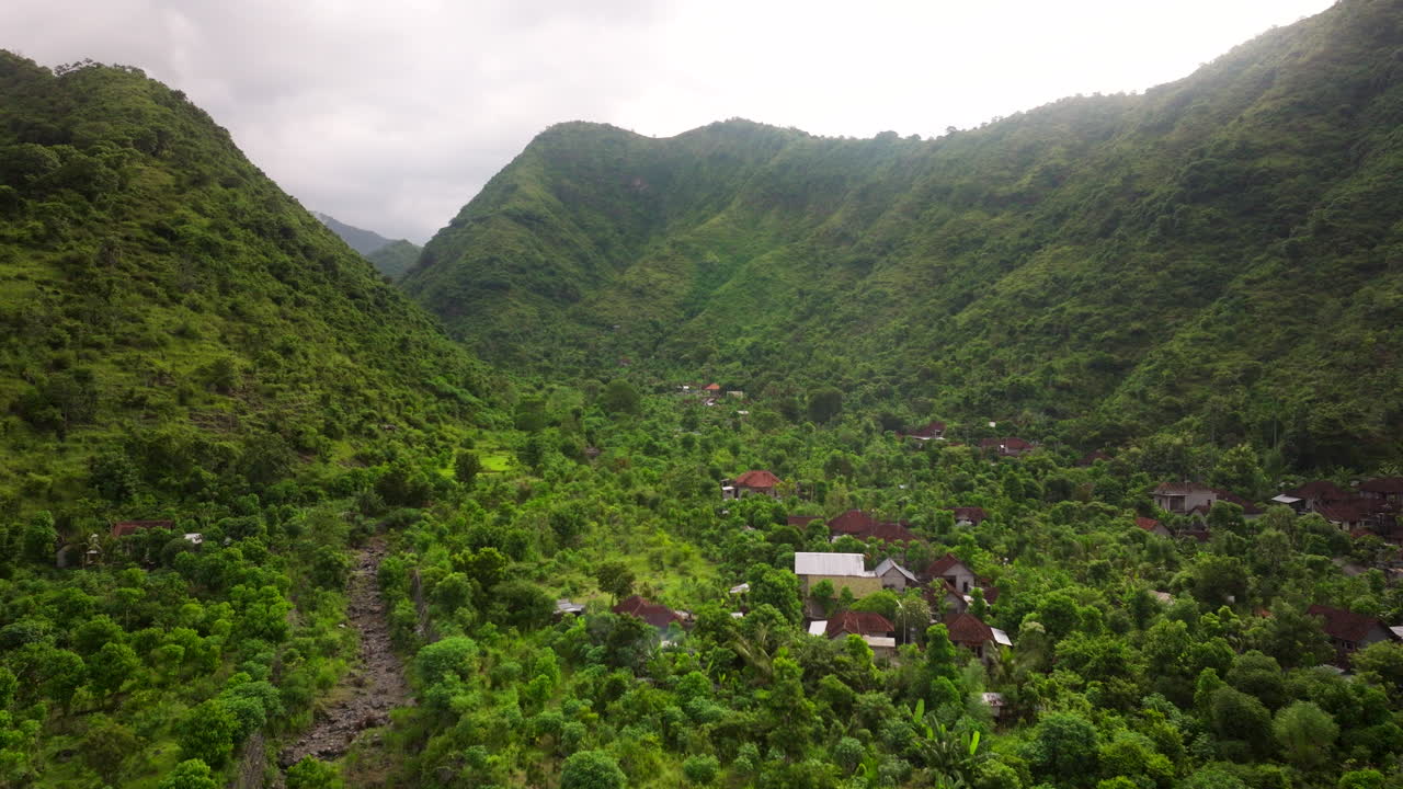 amed es un pueblo entre montañas en la selva tropical de bali, indonesia.