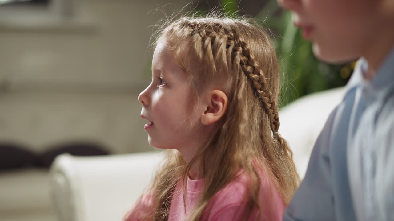 красивая девушка отвечает на вопросы теста с братом на уроке