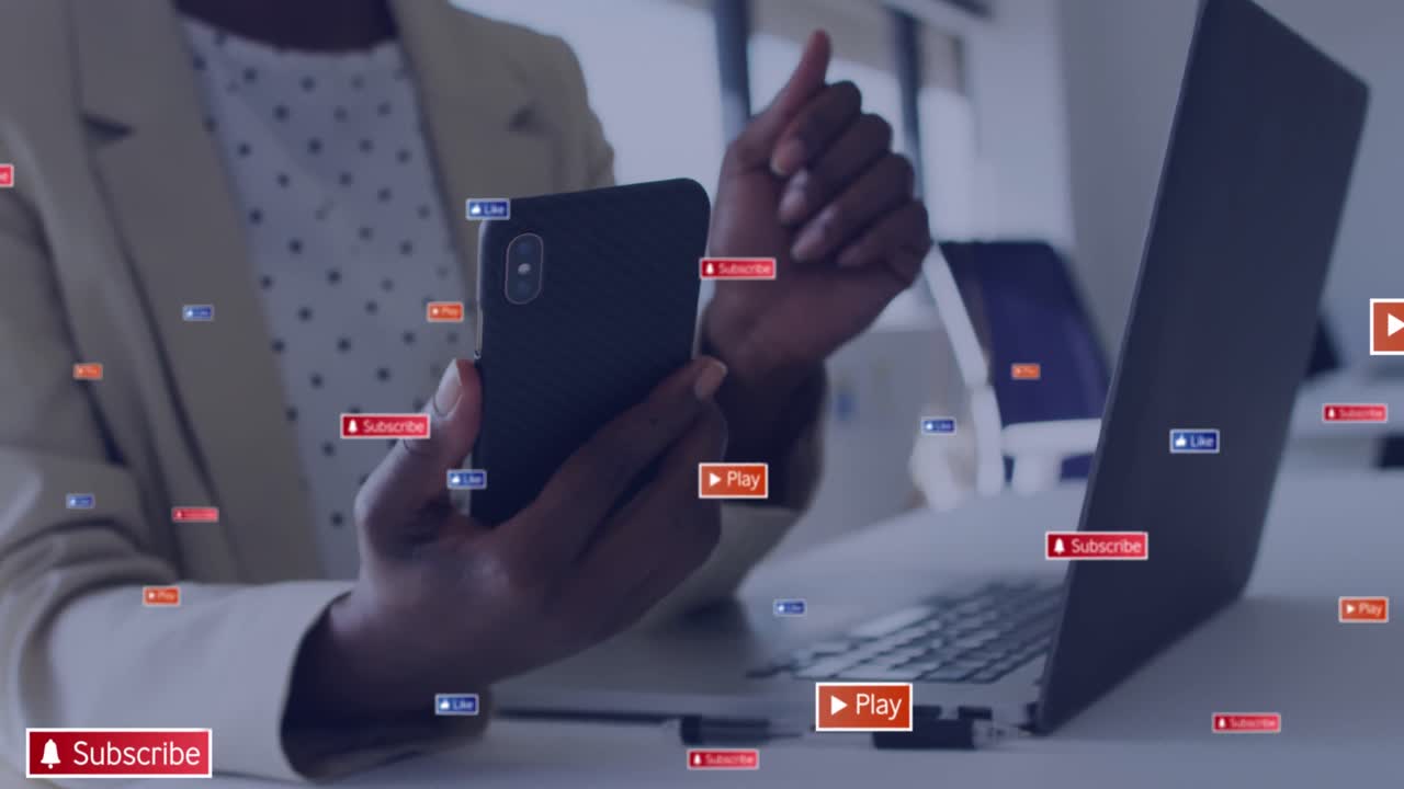Animace ikon sociálních médií s texty přes afroamerickou ženu používající chytrý telefon a notebook.