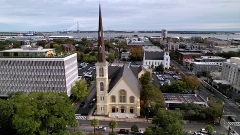 órbita-Aérea-De-La-Iglesia-Bautista-De-La-Plaza-De-La-Ciudadela-En-Charleston-Sc,-Carolina-Del-Sur