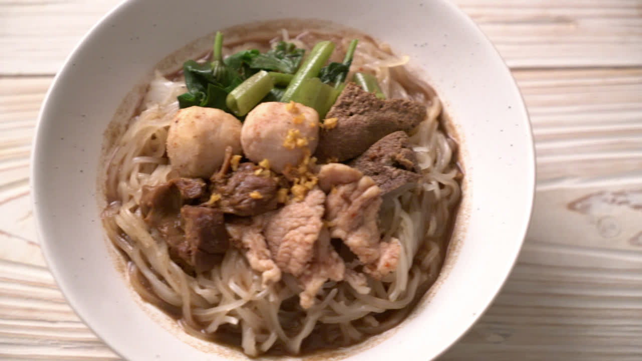 돼지고기를 넣은 쌀국수