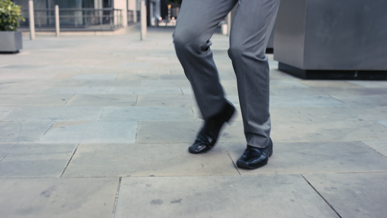 contemporáneo funky hombre de negocios caucásico bailarín de calle bailando freestyle en la ciudad