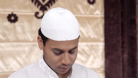 hombre musulmán termina de leer el namaz y orar a alá
