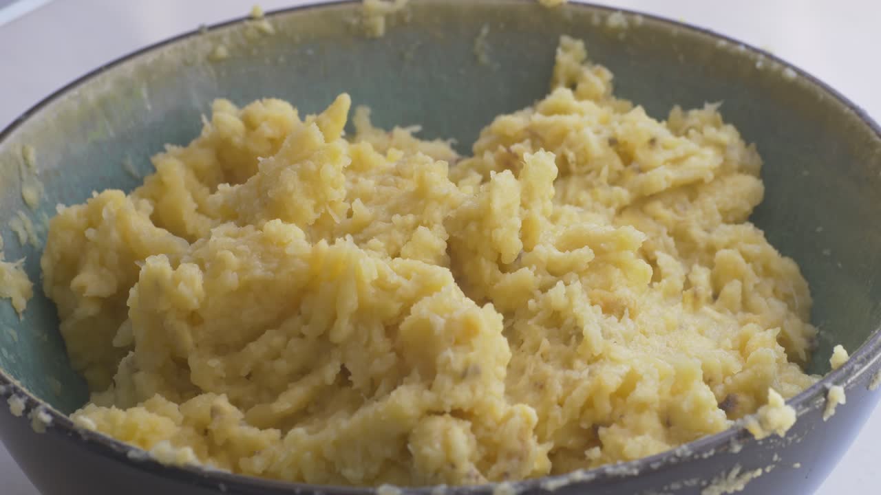 añadir ajo frito y aceite caliente al puré de plátano y sal