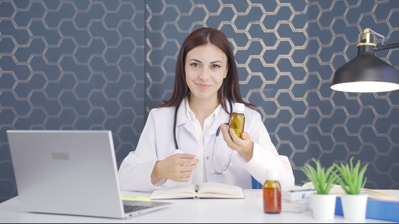 의사는 약의 사용법을 설명합니다.