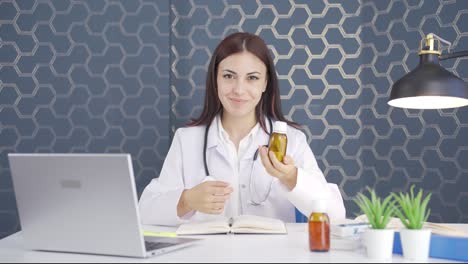 la mujer médico describe el uso de la droga.