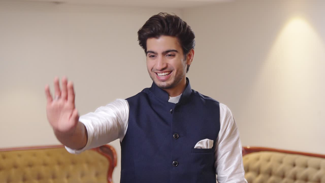 político indio saludando a la gente de la nación