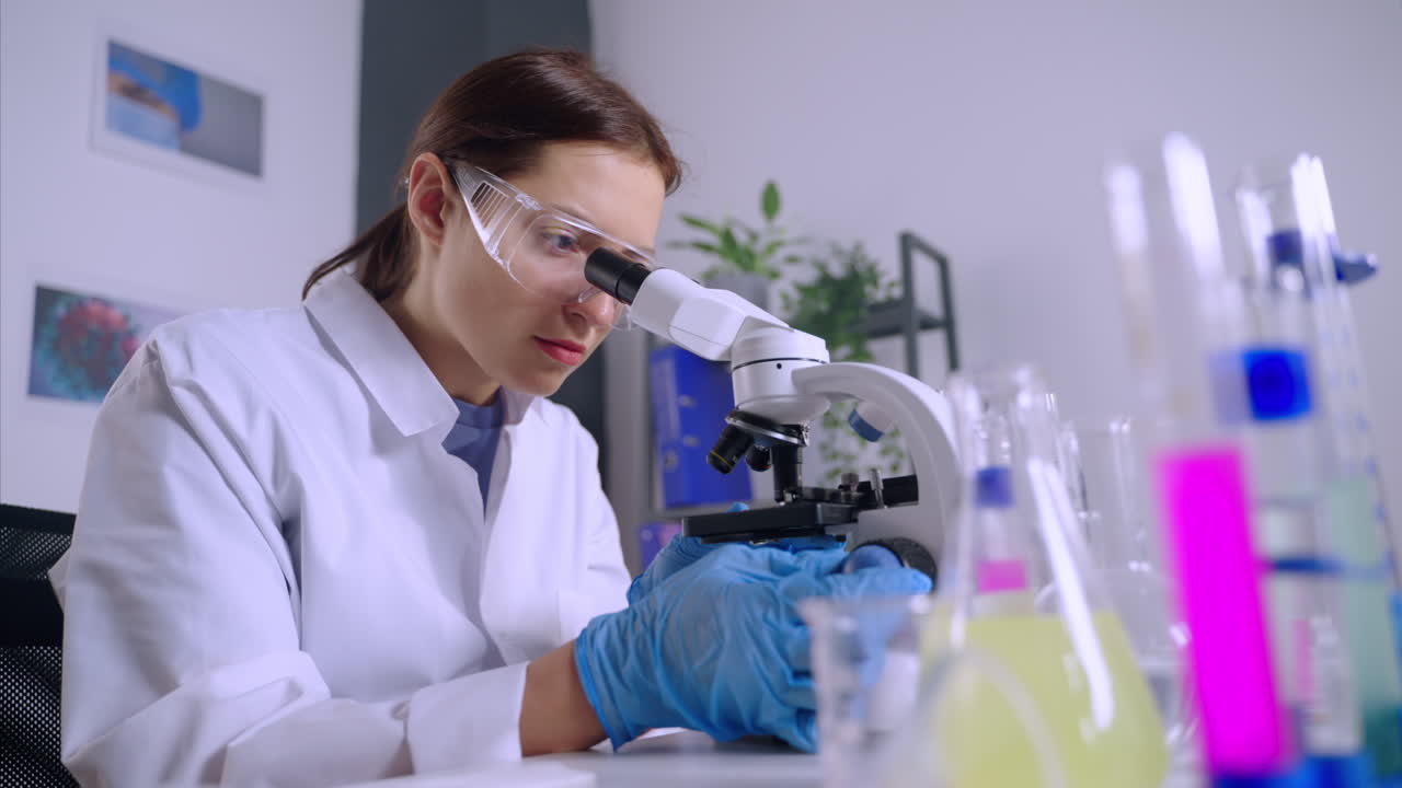 Cientista usando um microscópio em um laboratório
