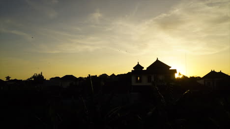 Indonesia-Bali-Timelapse-Atardecer-Luz-Edificio-Mezquita-Paisaje-Cielo-Nubes-Edificios