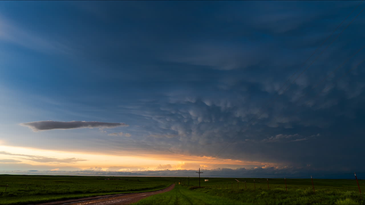 Tramonto tempestoso su un campo