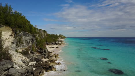 orilla de agua azul en las bermudas en un día soleado