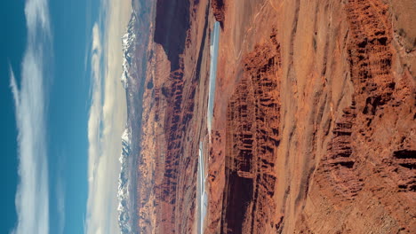 Vertikaler-4K-Zeitraffer,-Wolken-über-Kaliteichen-Und-Atemberaubende-Landschaft-Von-Moab,-Utah,-USA