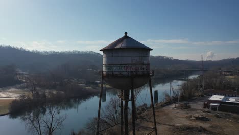 Torre-De-Agua-En-Clinton,-Tennesse