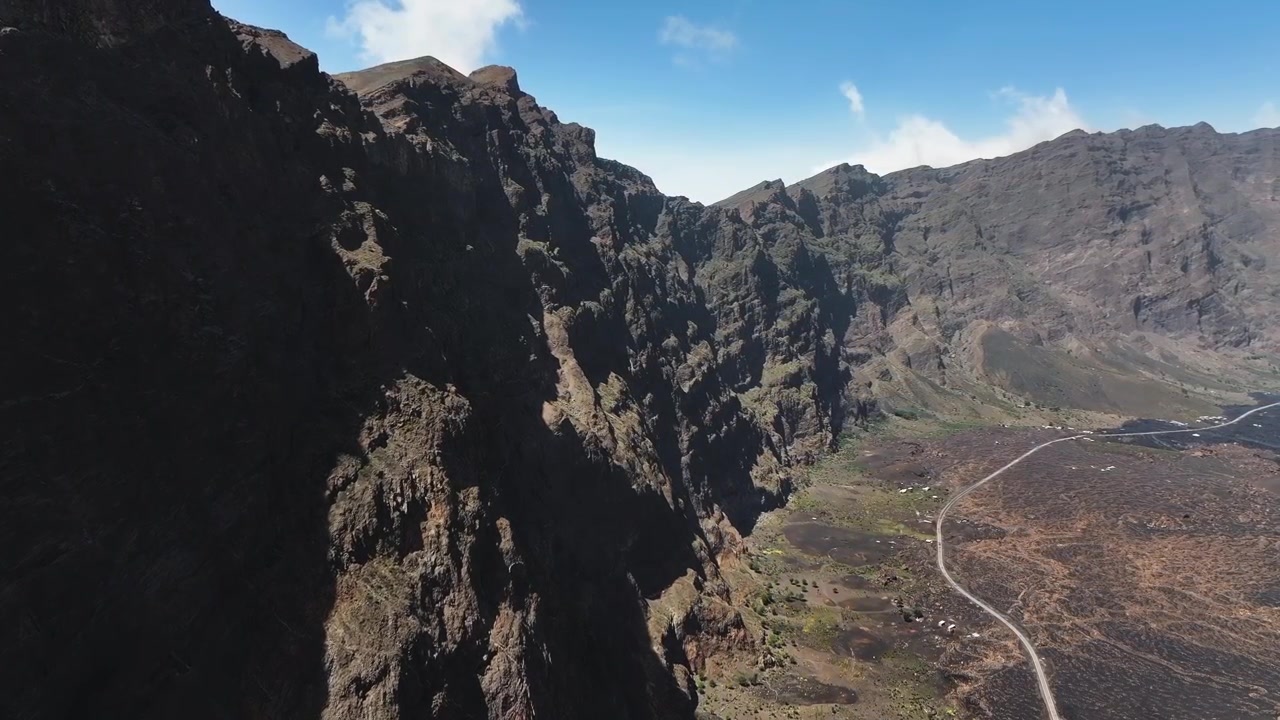 Paesaggio mozzafiato dell'isola di Fogo, Capo Verde. Ripresa con drone di ripide scogliere vulcaniche e strada 60fps