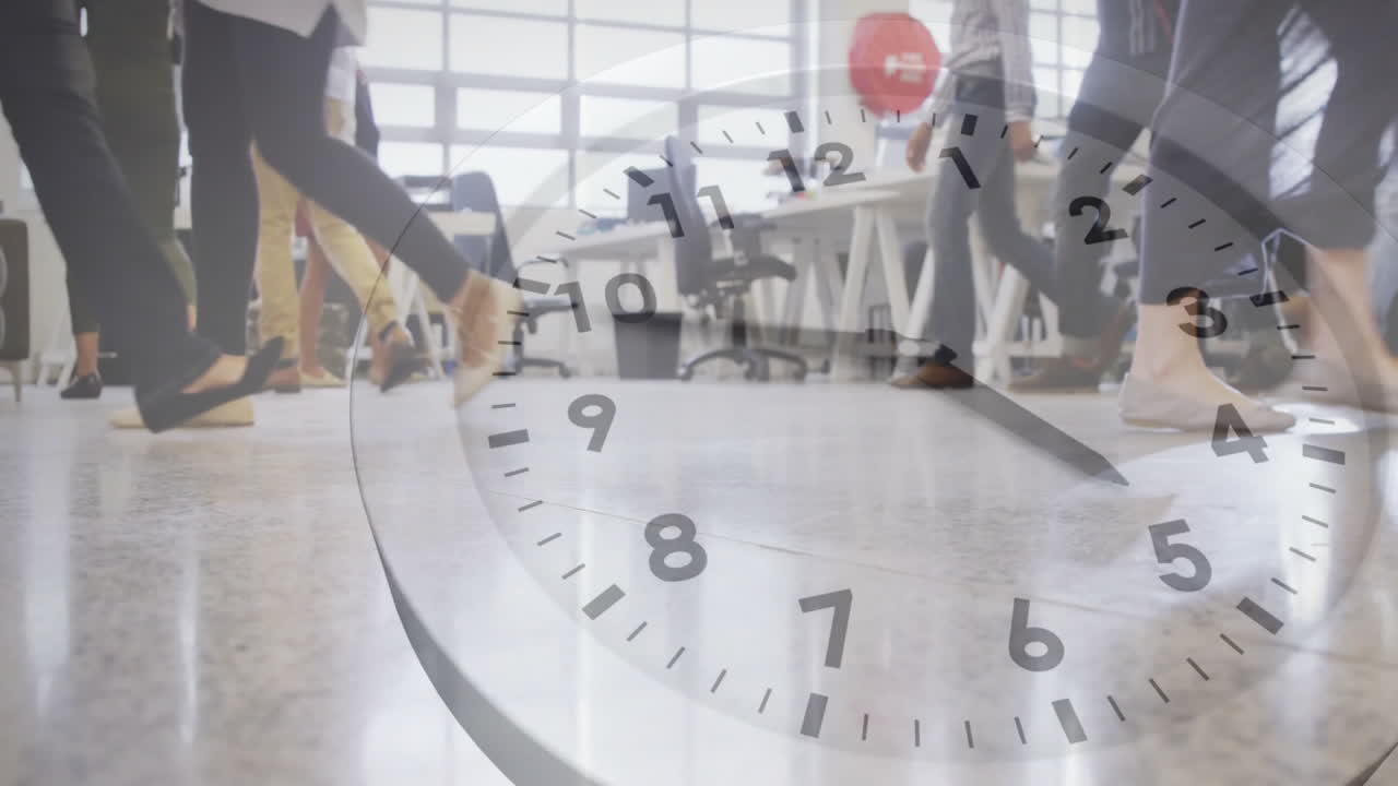 animación de reloj moviéndose sobre diversas personas de negocios caminando en la oficina