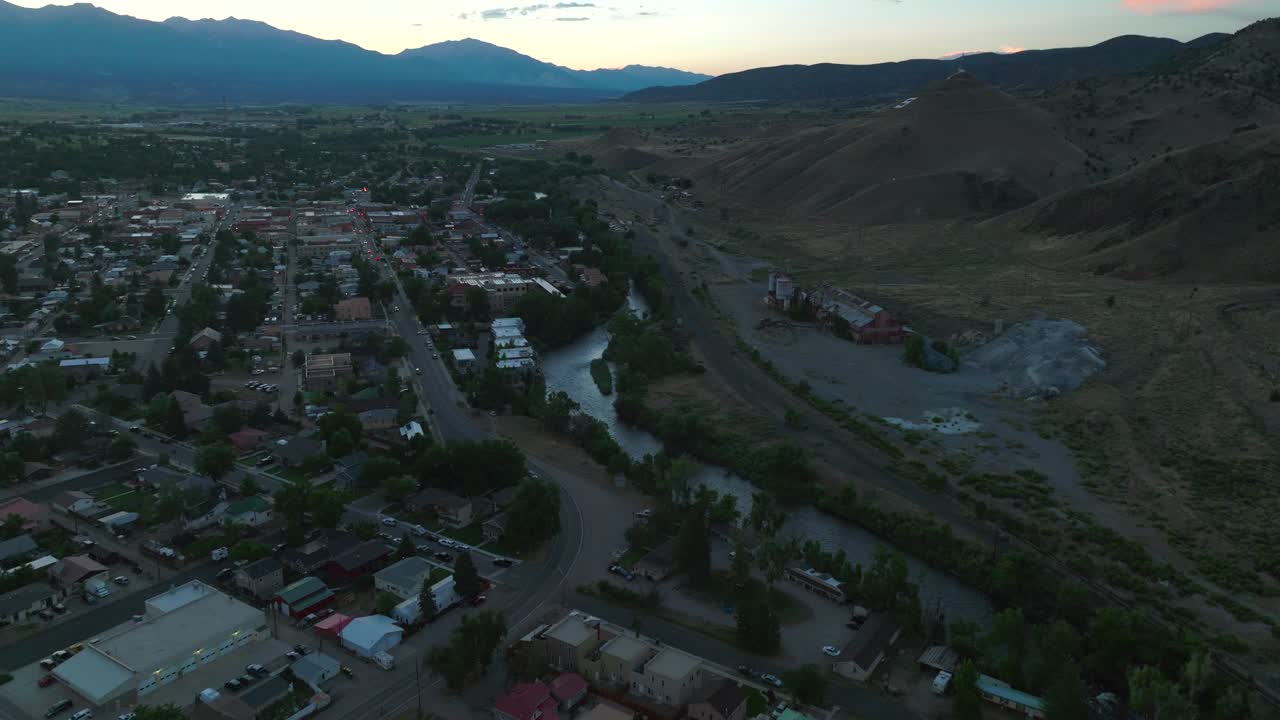 avión no tripulado cinematográfico puesta de sol atardecer noche nubes púrpuras verano centro de la ciudad salida colorado buena vista arkansas río parque explorador surf ciclismo senderismo rafting montaña rocosa hacia adelante pan movimiento