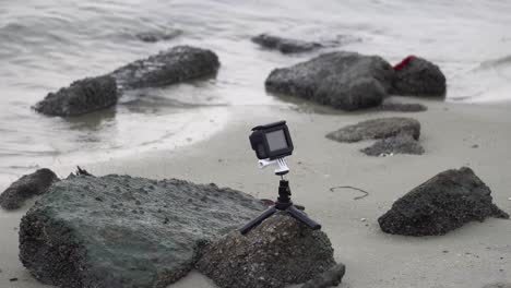 una cámara de acción se utiliza para capturar el ángulo bajo del mar