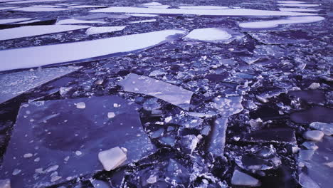 Fesselndes-Drohnenvideo-Von-Der-Erhabenheit-Der-Eisblöcke-Im-Wasser