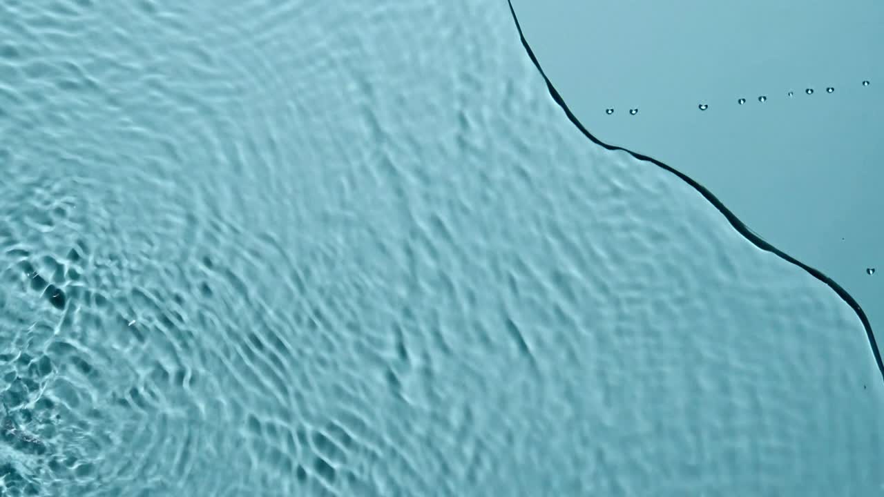las olas de agua salpican en cámara lenta. clip de video de imágenes de stock.