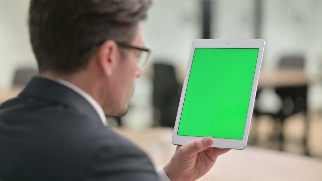 задний вид бизнесмена, использующего планшет с хроматизированным экраном