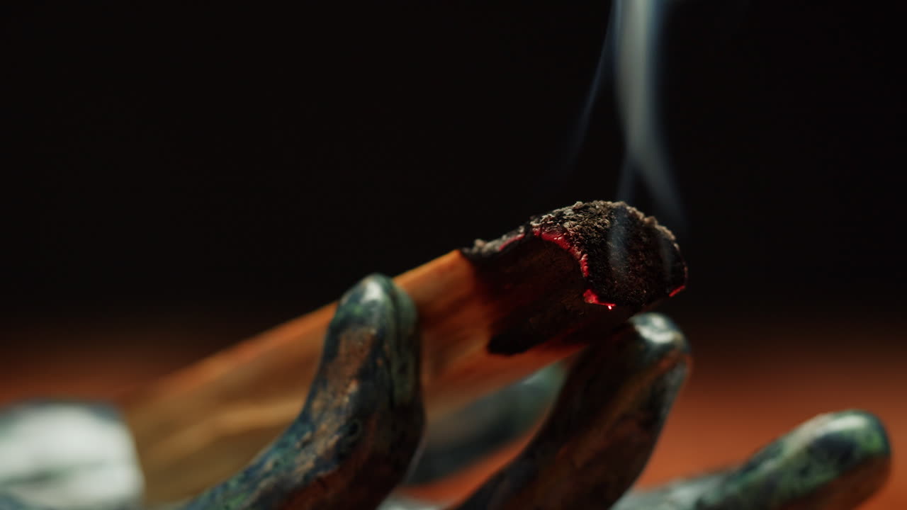 Incenso Palo Santo che brucia