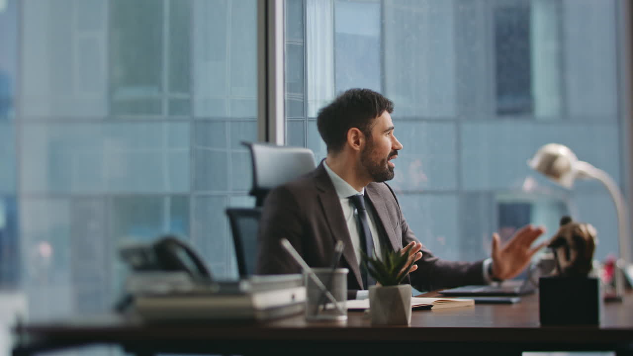 lavoratore d'ufficio ha una riunione zoom utilizzando il portatile seduto in ufficio. videoconferenza