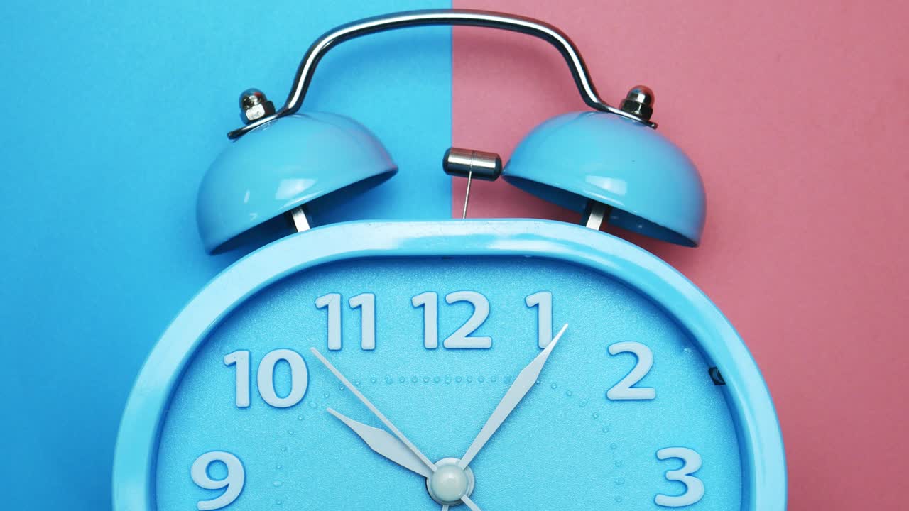 파란 알람 시계는 10시를 표시합니다.