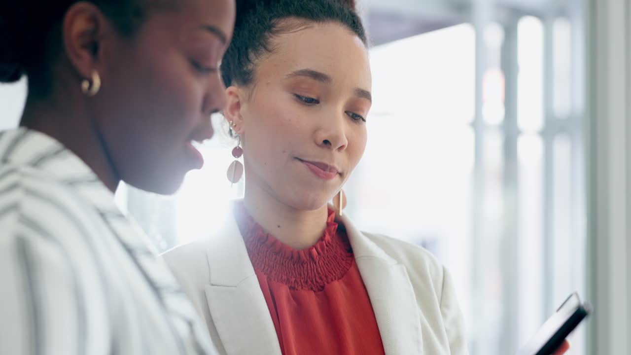 mujeres en los negocios, tableta y formación