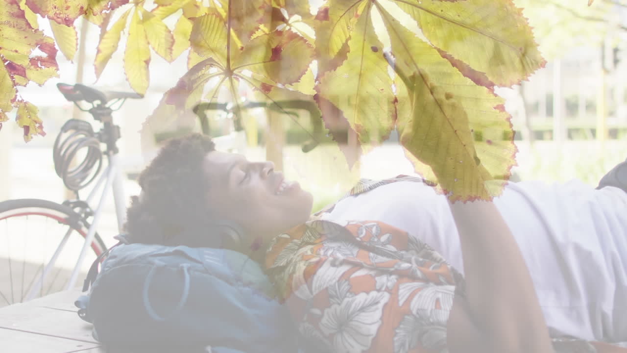 도시 풍경 위에 스마트폰을 사용하여 등으로 누워 있는 미소 짓는 아프리카계 미국인 남자의 애니메이션