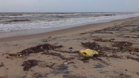 basura en una playa caribeña