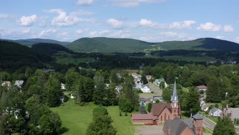 Drohnenvideo-Eines-Kleinen-Dorfes-In-Den-Catskills-Von-New-York-Mit-Wunderschönem-Bergblick-Im-Hintergrund