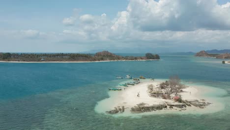 isla gili kedis rodeada de impresionantes aguas cristalinas llenas de arrecifes costeros