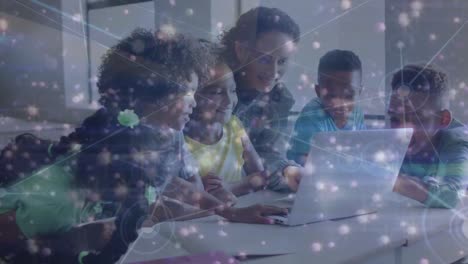animación de la red de conexiones y puntos brillantes sobre diversos escolares y maestros
