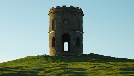 Hito-Histórico-De-La-Torre-De-Piedra-En-Una-Colina-Cubierta-De-Hierba