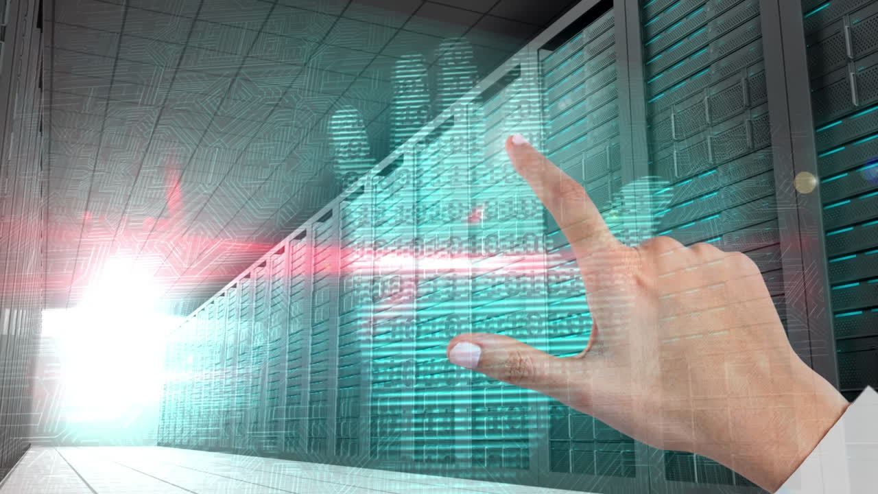 interacción manual con la interfaz digital a través de la sala de servidores, concepto de procesamiento de datos