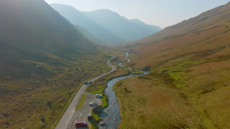 Honister-Pass-Lake-District-National-Park-Bei-Nachmittagssonne-Und-Schatten,-Vorwärts-Und-Hinunter-Durch-Das-Tal-Mavic-3-Cine-Prores-422-März-2022---Clip-3