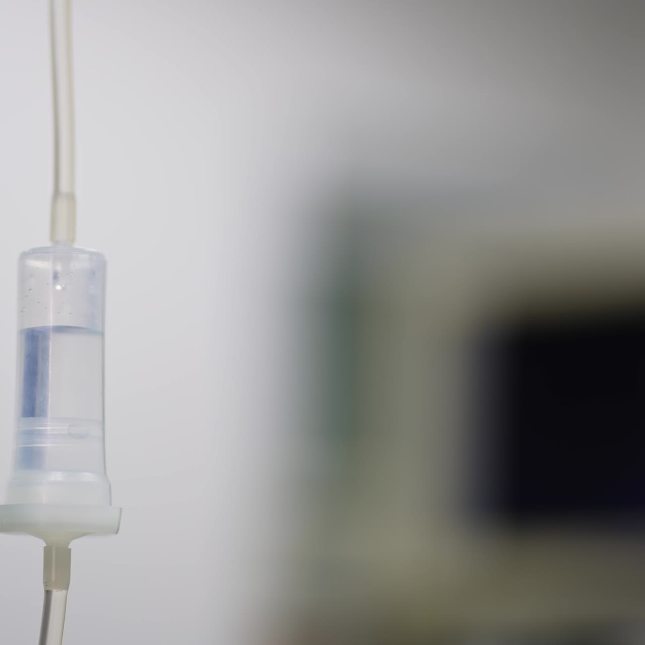 Medicinali che gocciolano nel conta gocce. Attrezzatura della sala operatoria. Primo piano. Sfondo sfocato